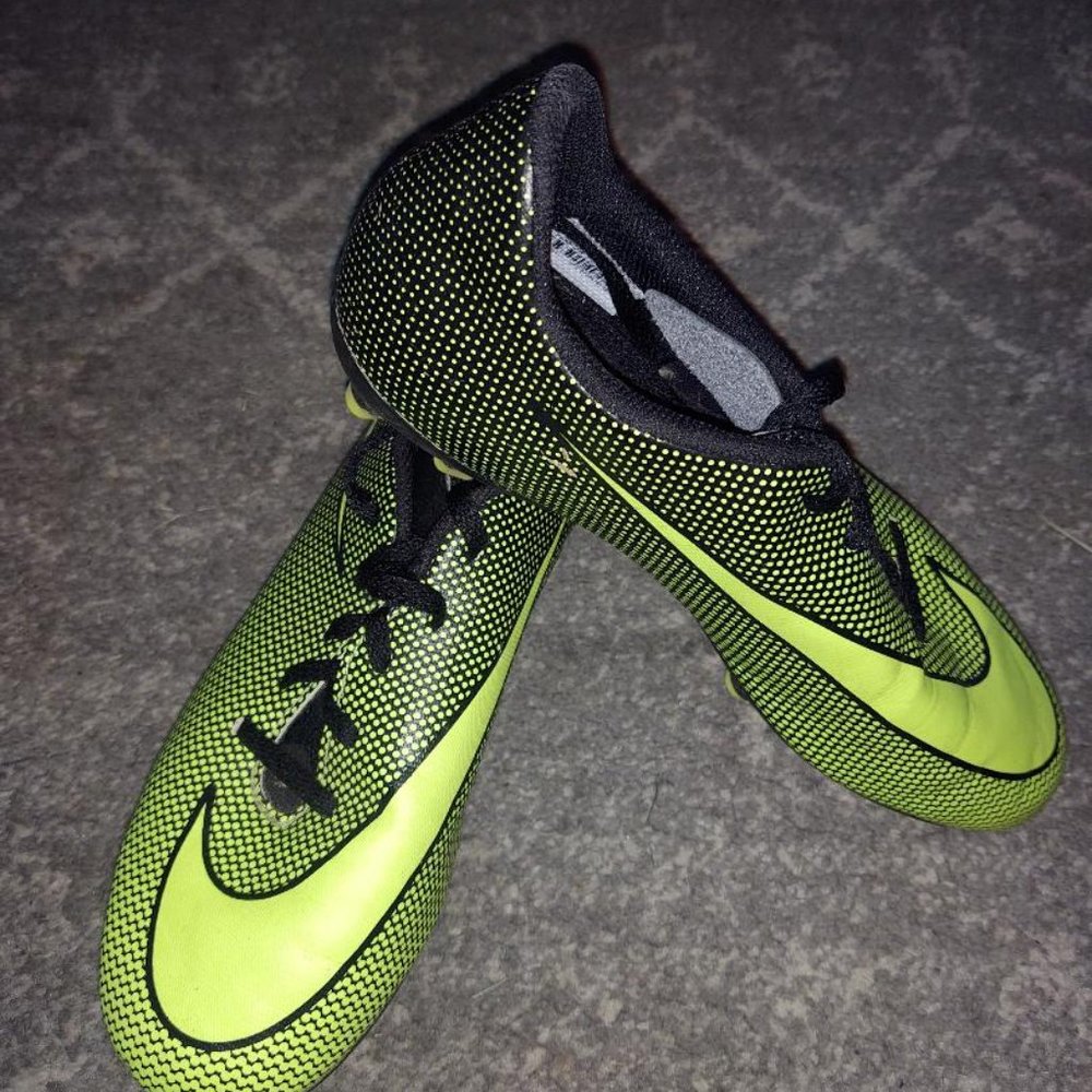 Soccer Shoes - Picture 4 of 5